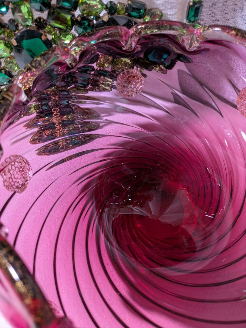 ベネチア　クランベリーのガラスボウル 　波状の縁取り　お値下げ中