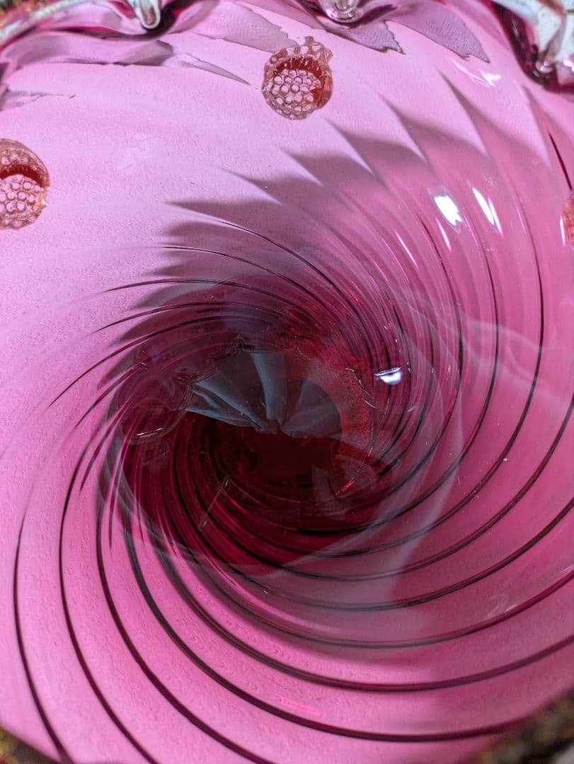 ベネチア　クランベリーのガラスボウル 　波状の縁取り　お値下げ中