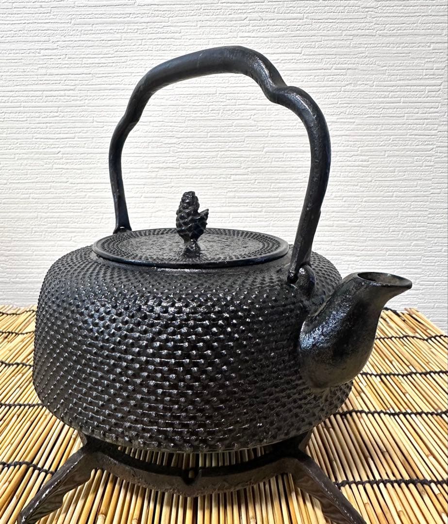 未使用品、供箱、付属品付　南部岩鋳造　１８型万代アラレ　南部鉄瓶　南部鉄器