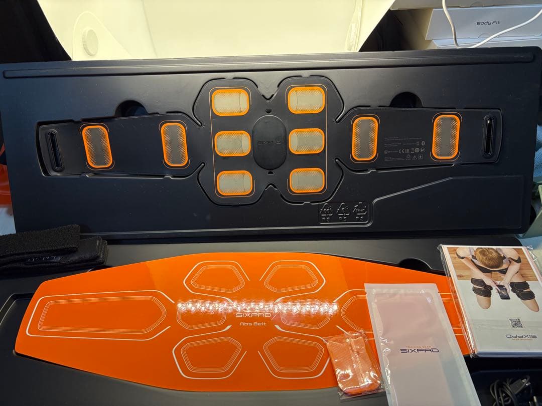 【極上美品】新品パッド付　シックスパッド　アブズベルトS/M/L