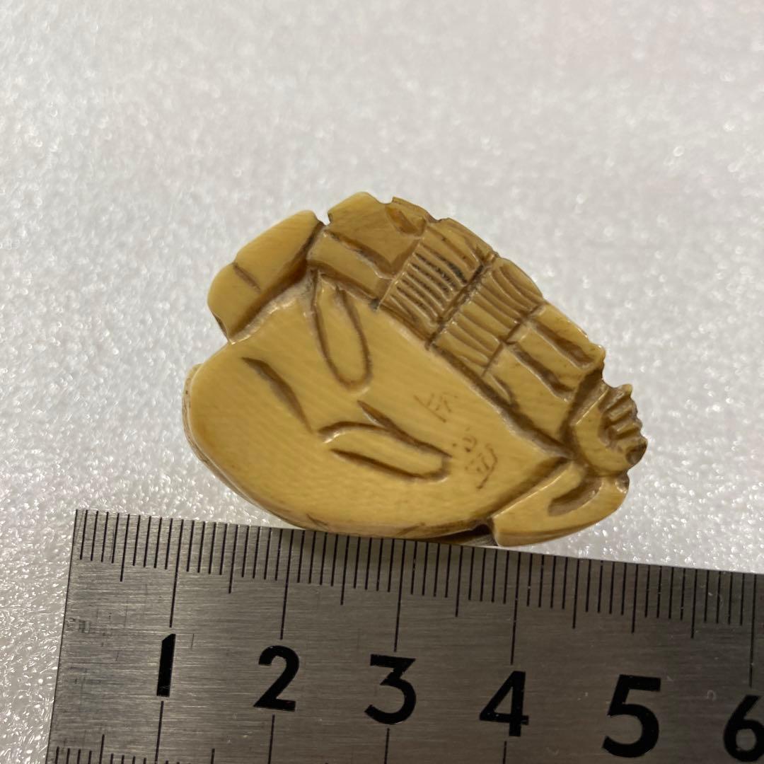 極上　天然素材　薪・斧を持つ爺　彫刻　根付 提げ物　置物