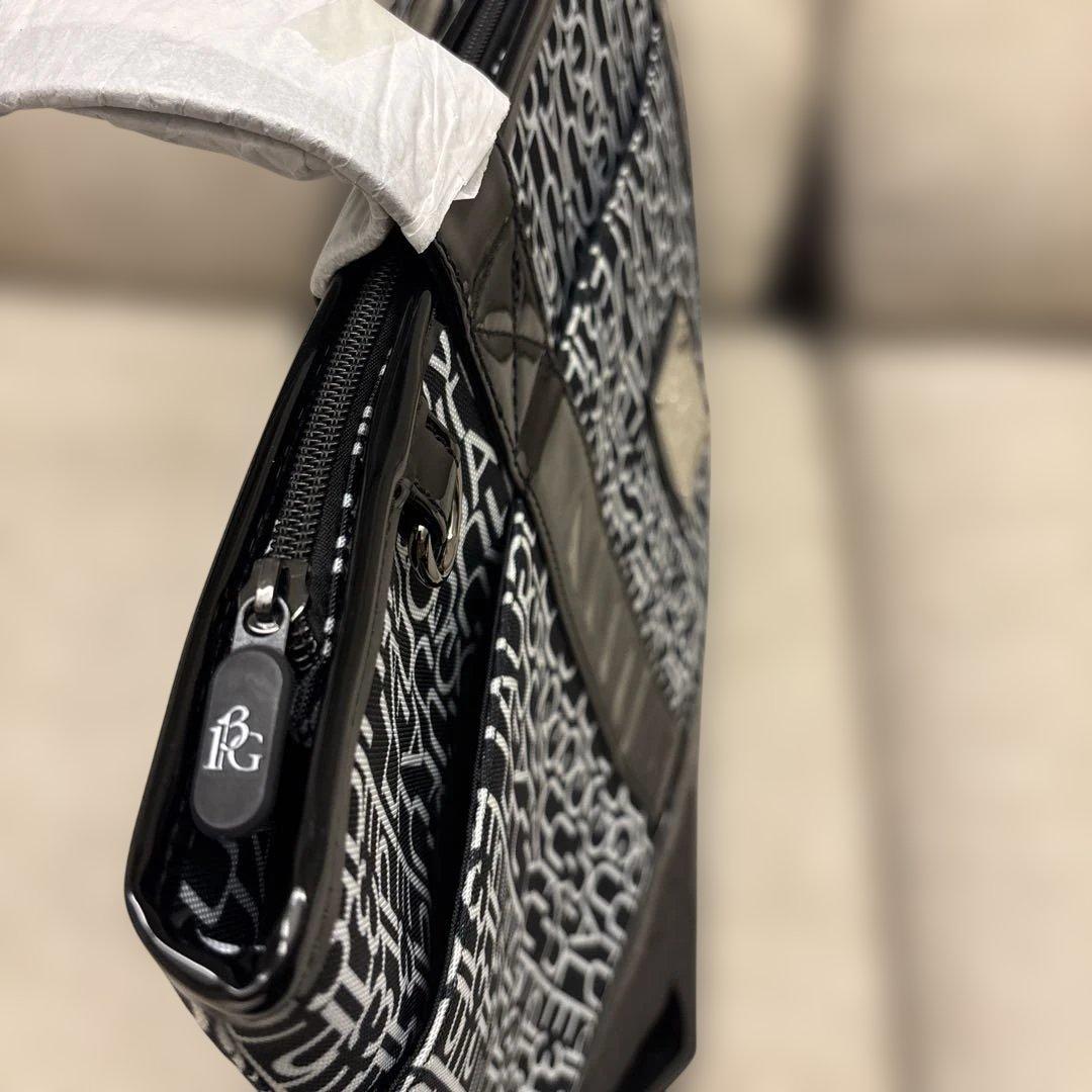 【未使用】1piu1uguale3 ミドルボストンロゴ