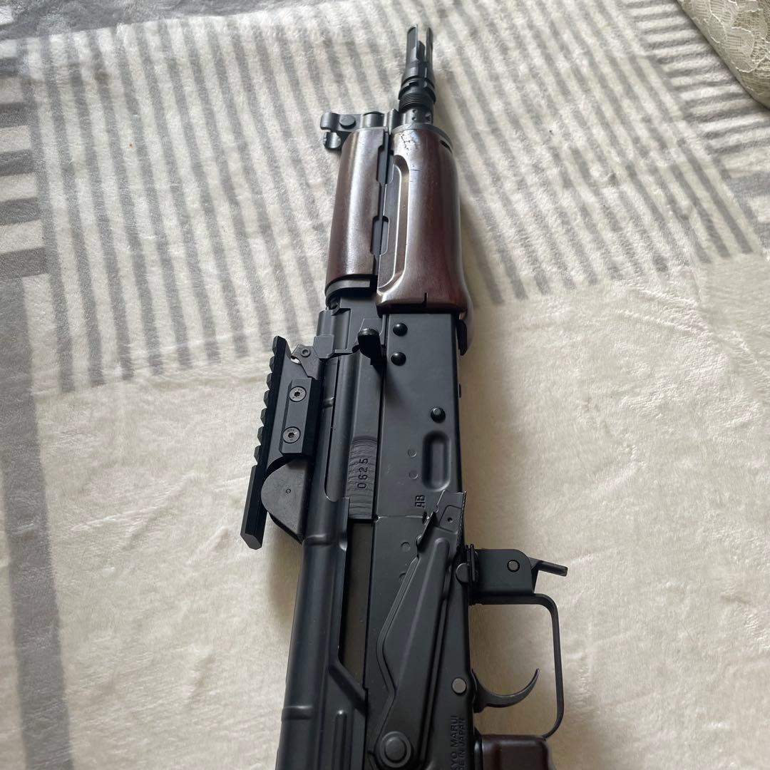 次世代電動ガン ブラック/ブラウン 4本マガジン付き　スコープ付き