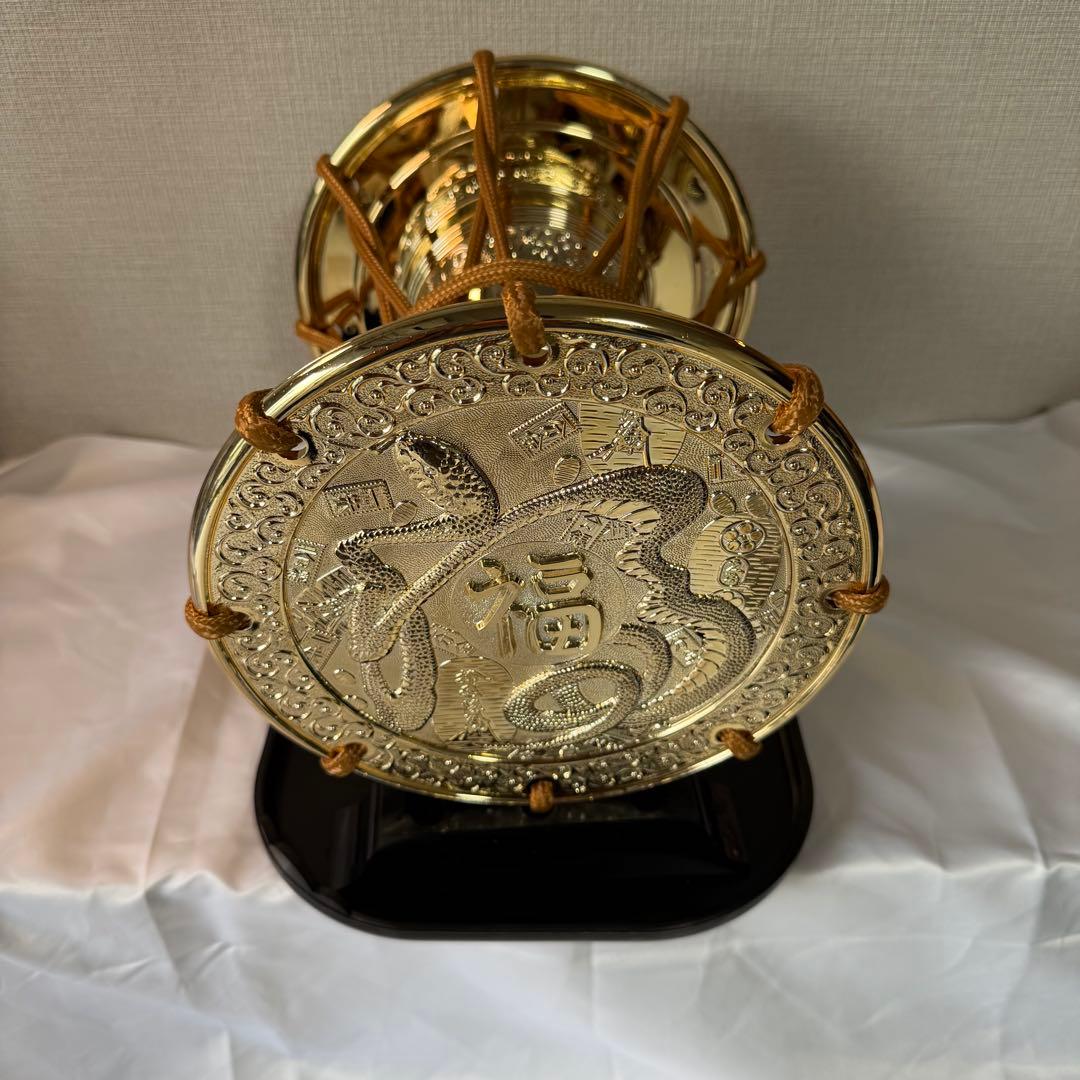 寿 鼓 飾り台付き 金メッキの福の置物 松庵