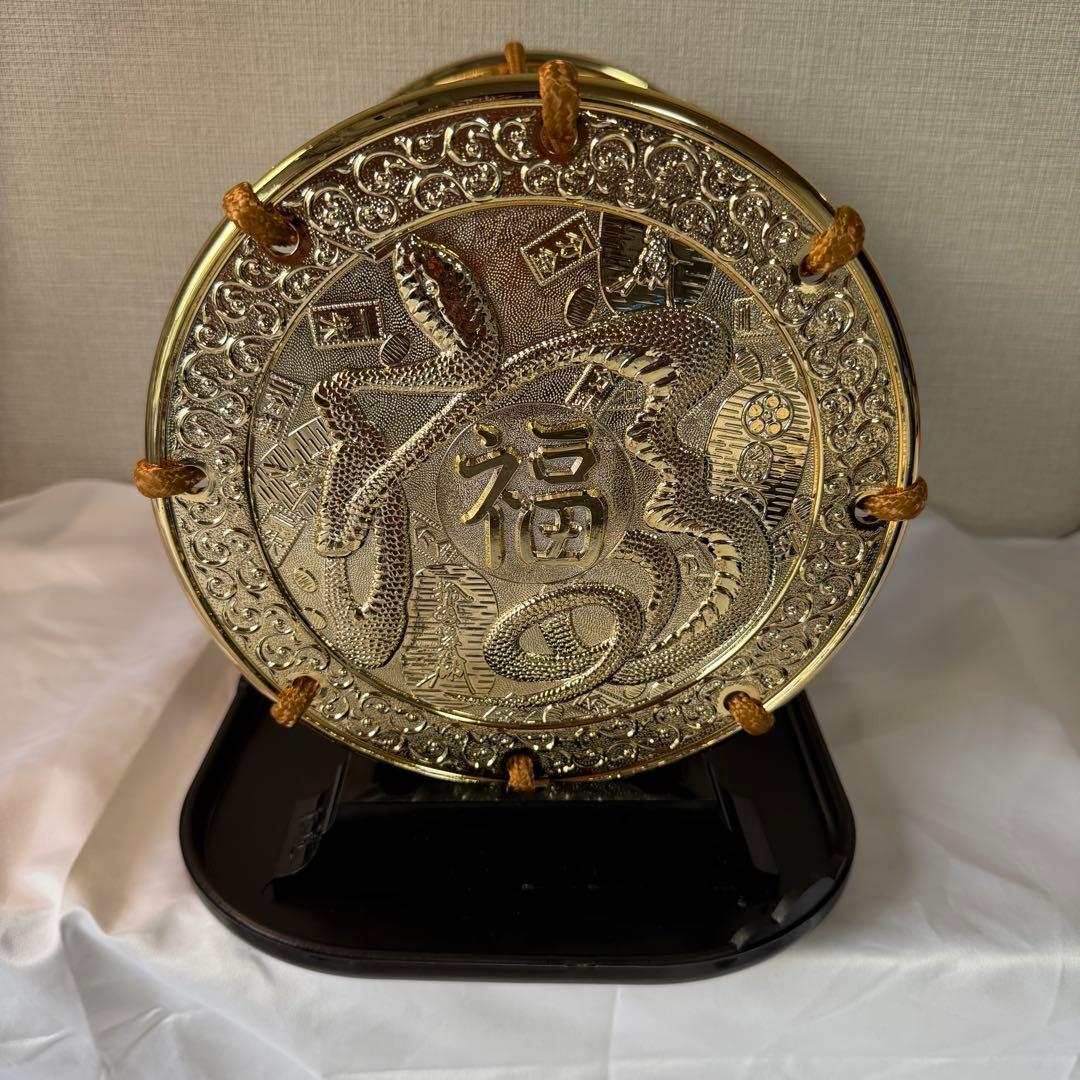 寿 鼓 飾り台付き 金メッキの福の置物 松庵