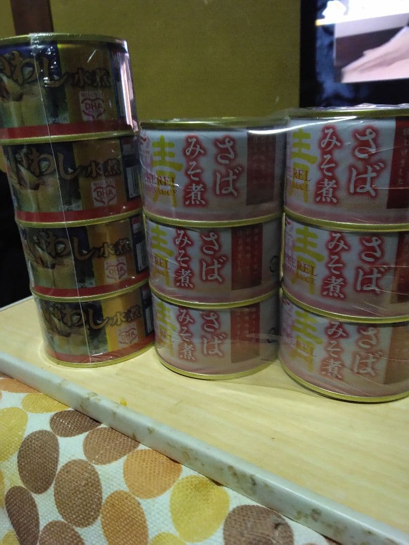 チキン缶42缶、いわしの水煮12缶、さばのみそ煮6缶、あずき3缶、