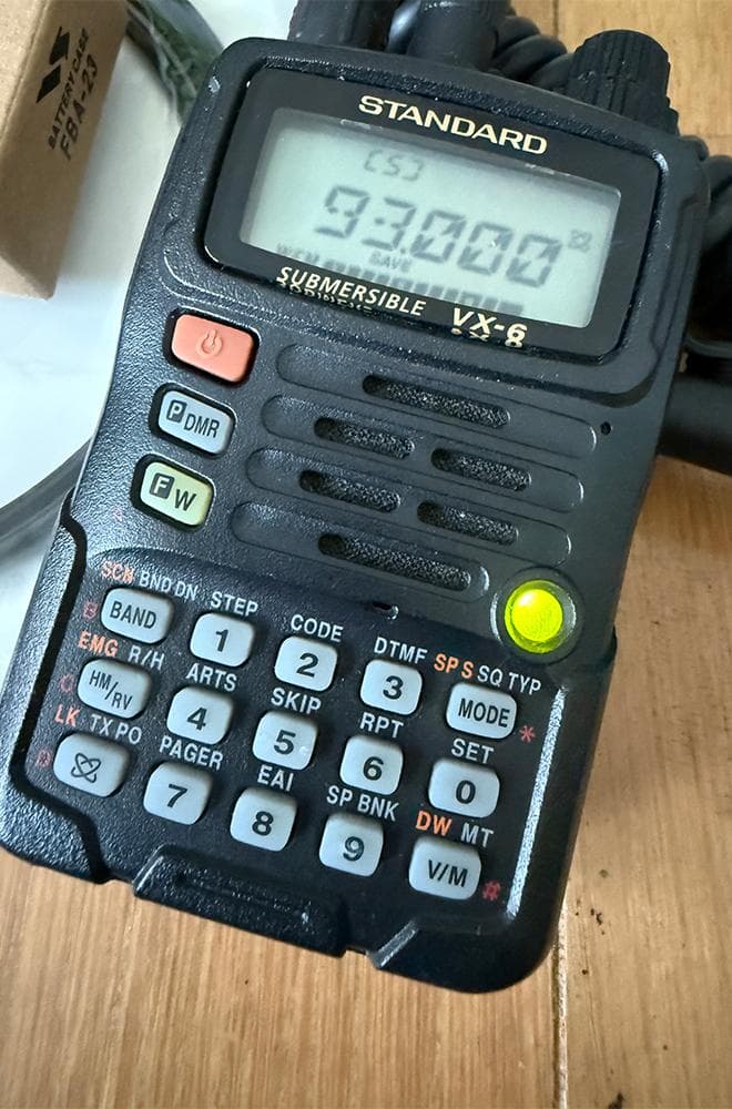STANDARD VX-6 トランシーバーと付属品