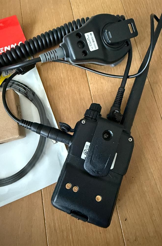 STANDARD VX-6 トランシーバーと付属品