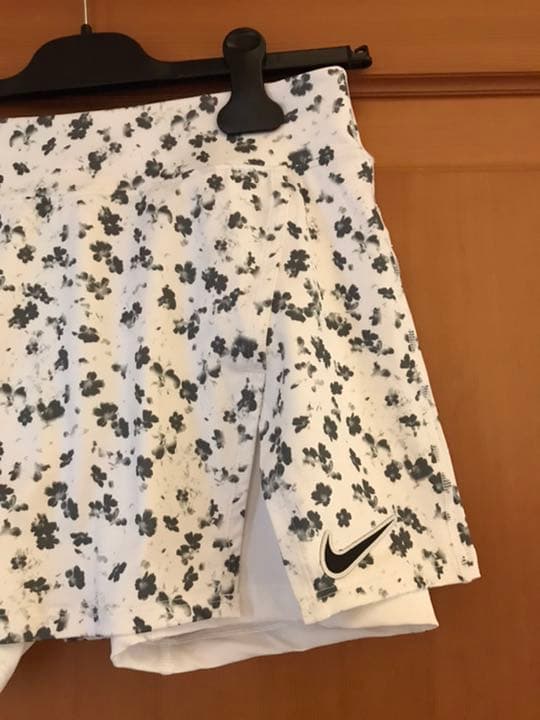 ナイキ　テニスウェア　白柄スコート　US-Sサイズ　新品
