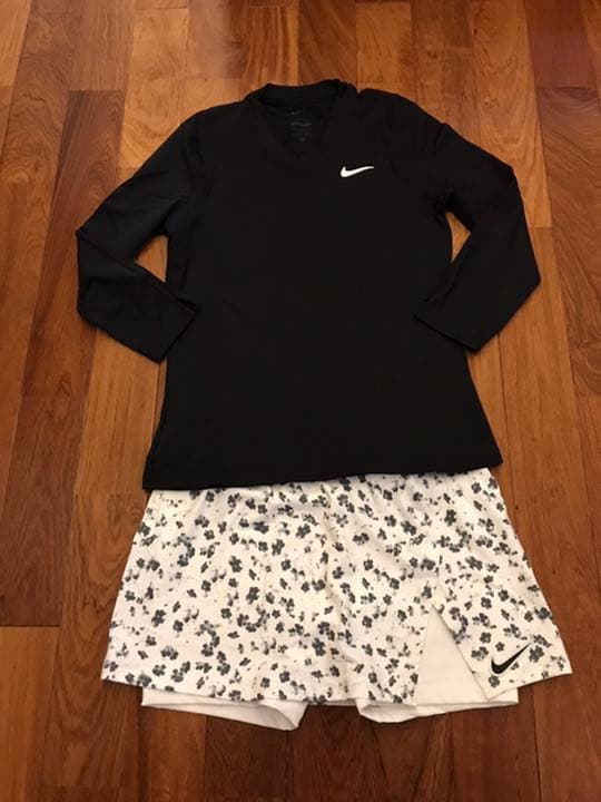 ナイキ　テニスウェア　白柄スコート　US-Sサイズ　新品