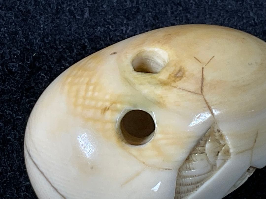 古い根付　提げ物　烏天狗　誕生　カラスの卵