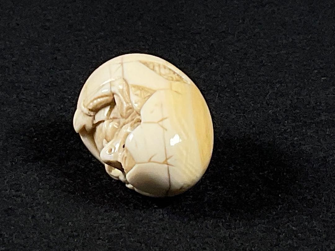 古い根付　提げ物　烏天狗　誕生　カラスの卵