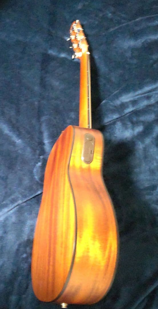 初心者用オーダーメイドギター 光でコード進行が表示されます