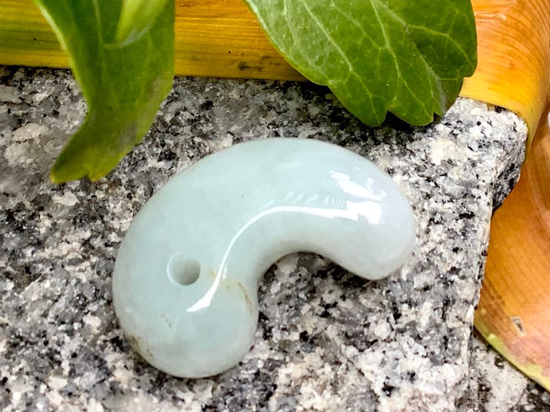 ✳今年2個目のトロトロ勾玉‼️ 酸化鉄入り糸魚川翡翠　抜群全面透過　鑑別書取得品‼️