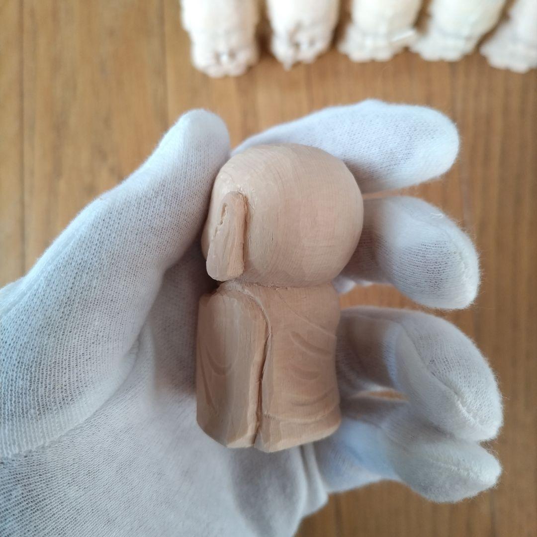 小さな木彫りの六地蔵さま