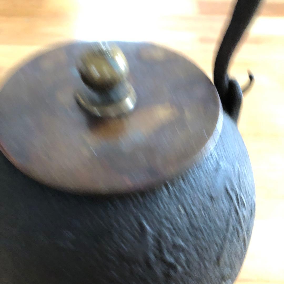 鋳鉄製黒鉄瓶 彫刻模様付き