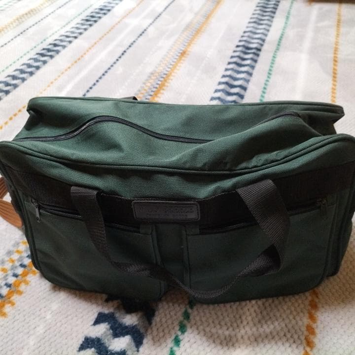 大きな旅行バッグ　緑　ショルダー付