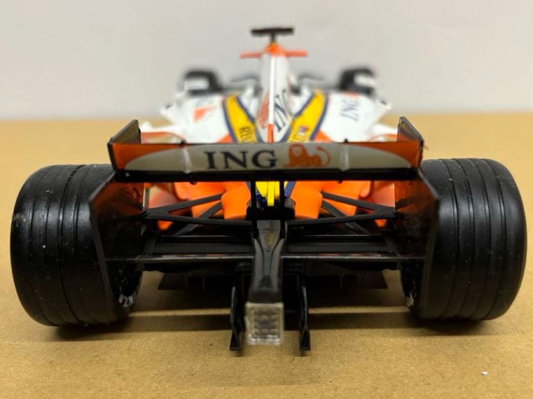 【ホットウィール　INGルノー　R27 2007年　1/18】