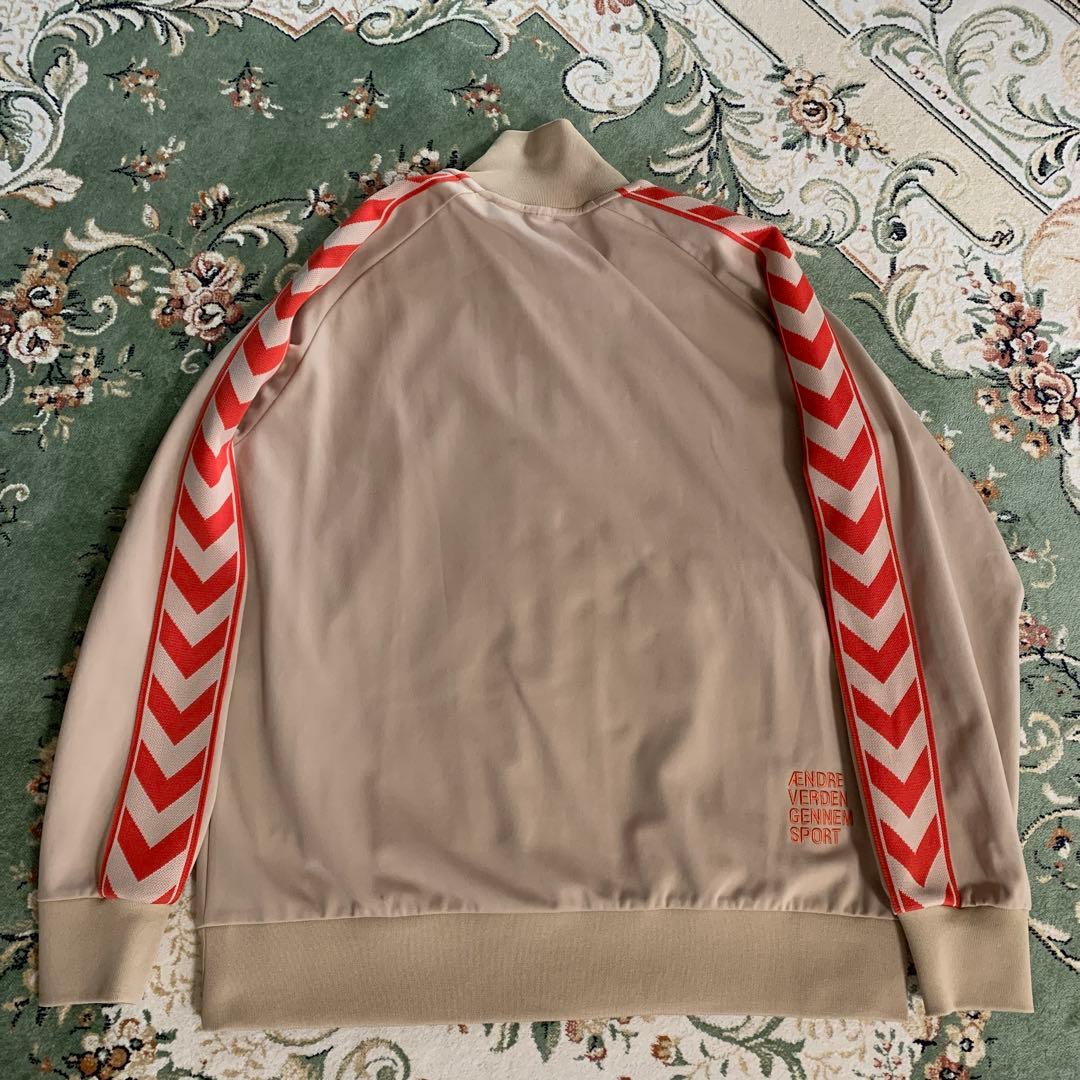 新品未使用‼︎ hummel ベージュ ハイネックジャージ