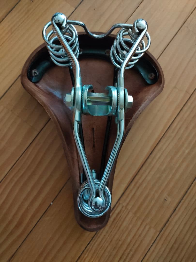 ブラウンレザーサドル スプリング付き