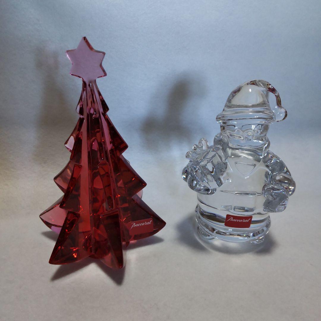 バカラ　サンタクロースとツリー（レッド）　置物