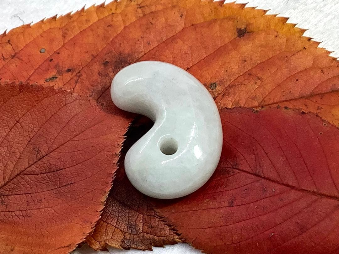 ⭕️お値段ご遠慮無く‼️　糸魚川翡翠勾玉の白翡翠お探しの方　卸しお値段にて　お早目に