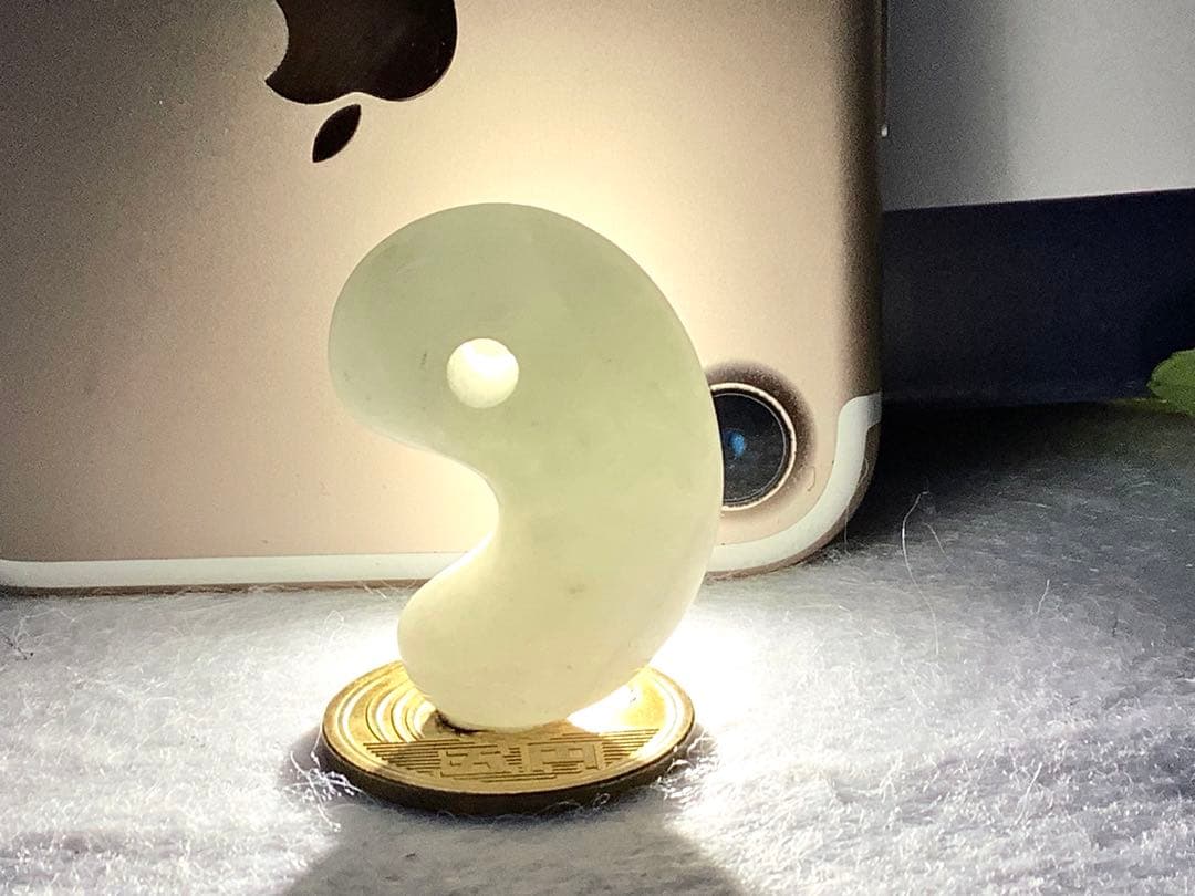 ⭕️お値段ご遠慮無く‼️　糸魚川翡翠勾玉の白翡翠お探しの方　卸しお値段にて　お早目に