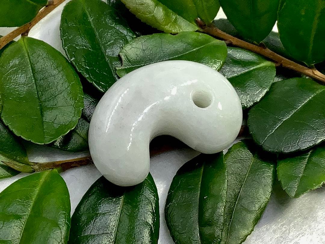 ⭕️お値段ご遠慮無く‼️　糸魚川翡翠勾玉の白翡翠お探しの方　卸しお値段にて　お早目に