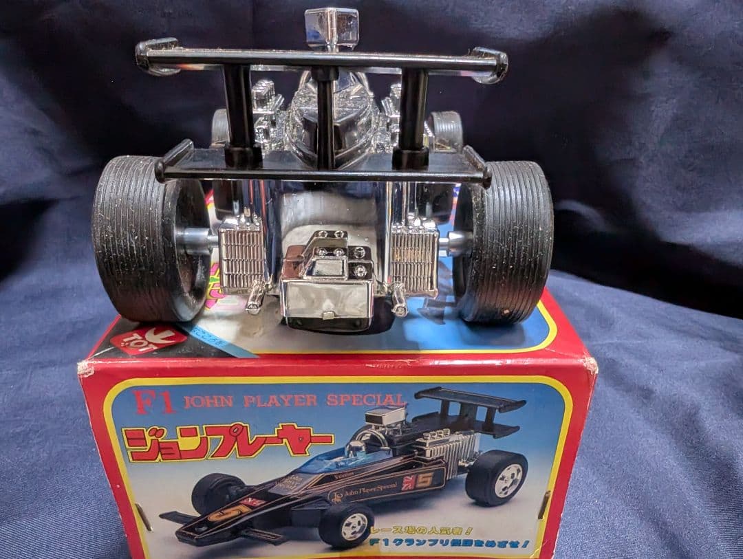 ブリキ自動車　John Player Special プルバックマシーン
