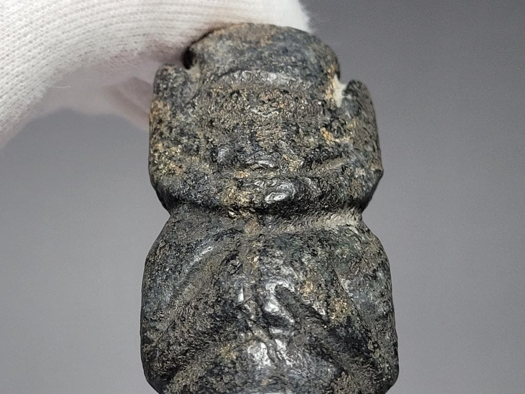 鉄成分の多い黒玉製 神像型 護身装身具 チベット 仏教文物 幅約8.7cm