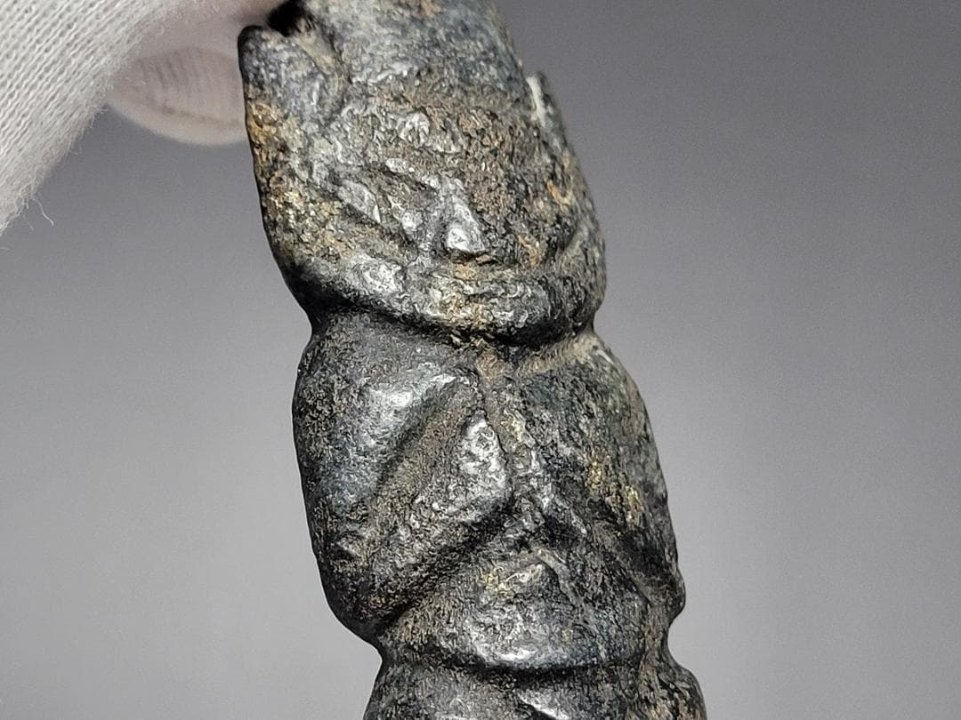 鉄成分の多い黒玉製 神像型 護身装身具 チベット 仏教文物 幅約8.7cm