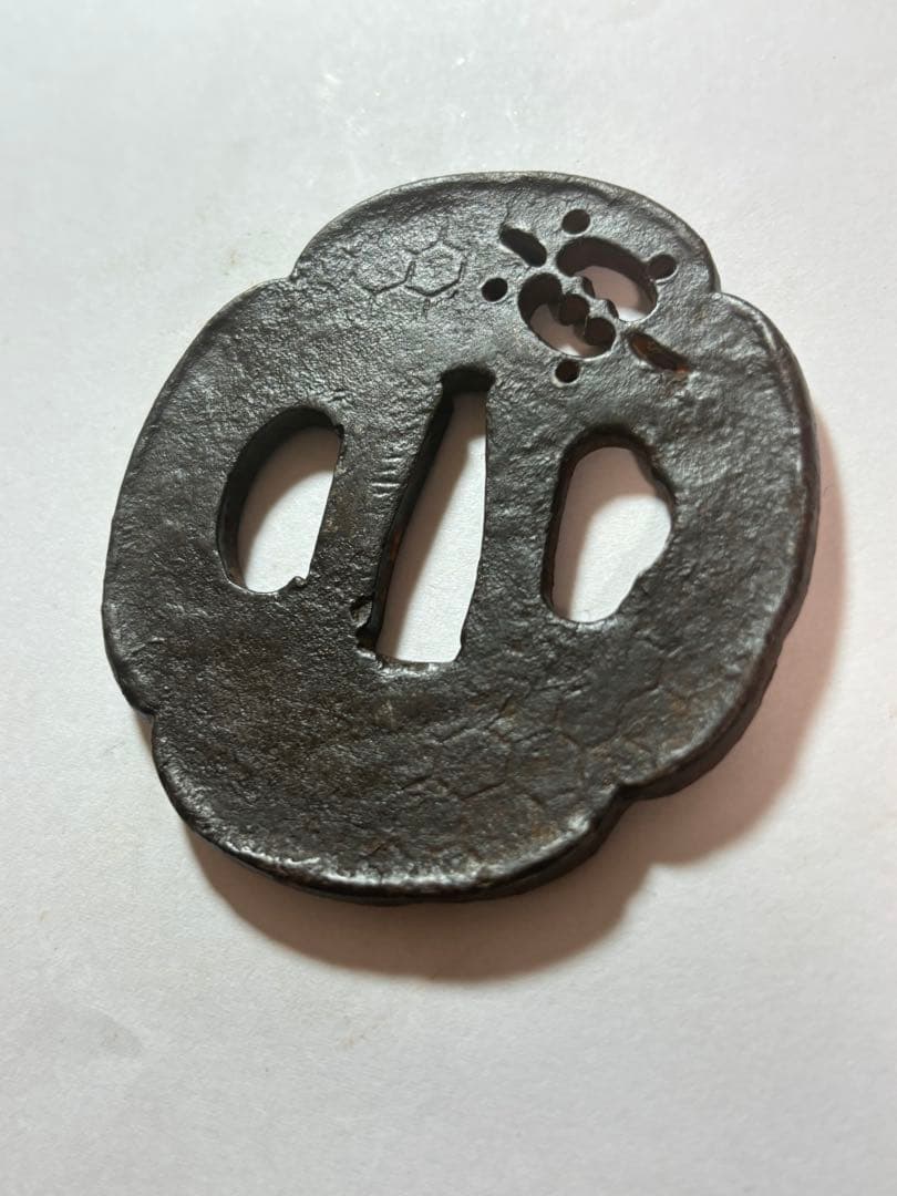 鐔鍔つば　信家　在銘　可愛い　亀透かし　カメ　鉄地　江戸時代