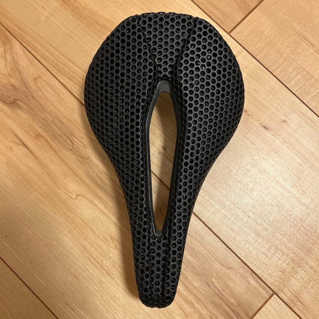 TNI LiteFly 3D カーボン サドル 黒