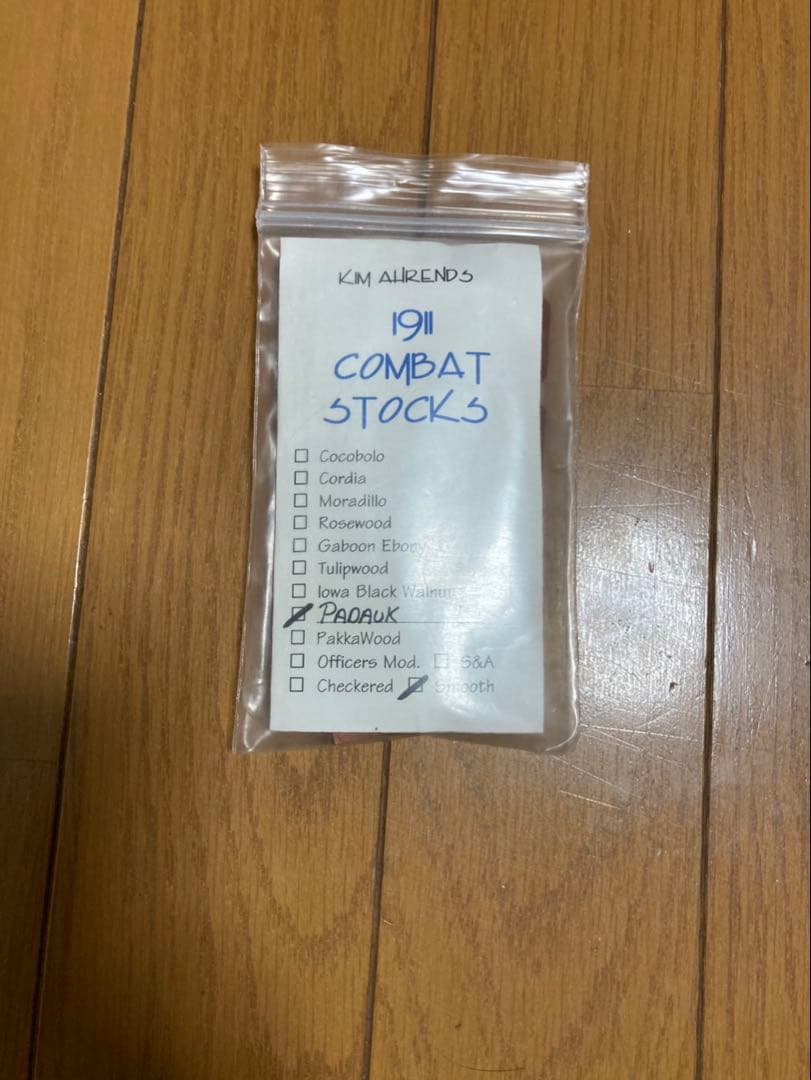 モデルガン　ガスガン　グリップ