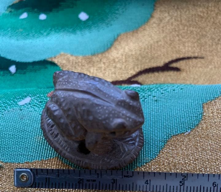 時代物　根付 蛙 カエル 在銘あり細密細工 和装