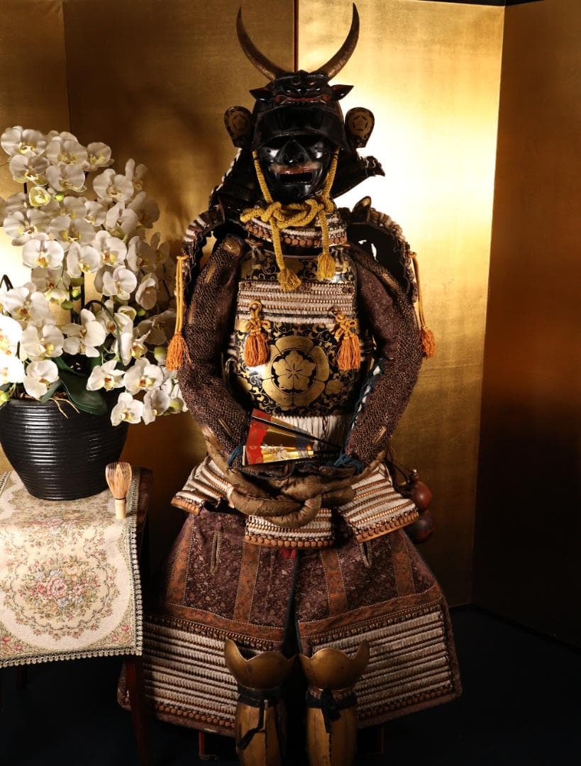 BY05　甲冑　具足　五瓜に唐花家紋唐草胴　獅子噛み前立　鎧櫃付き　兜　武具