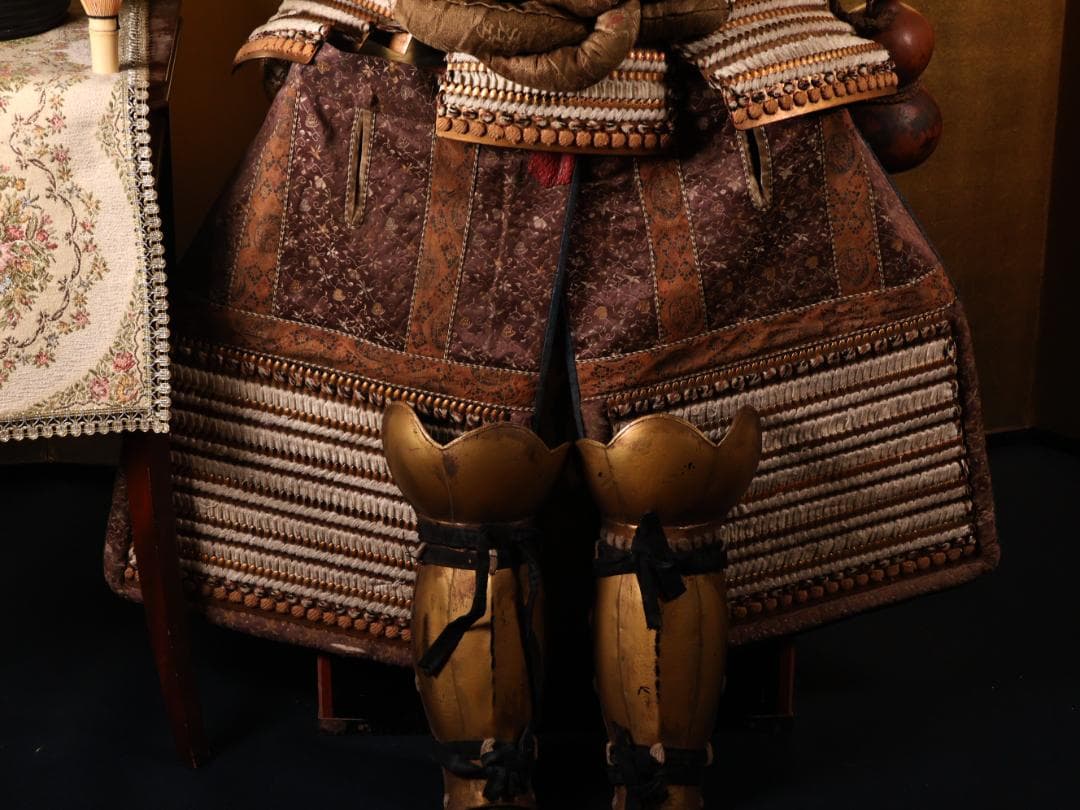 BY05　甲冑　具足　五瓜に唐花家紋唐草胴　獅子噛み前立　鎧櫃付き　兜　武具