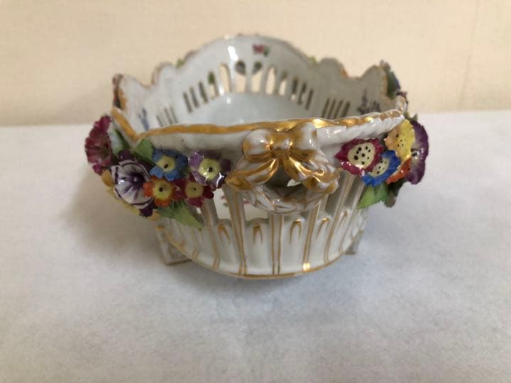 花弁装飾透かし鉢　 Von schierholz