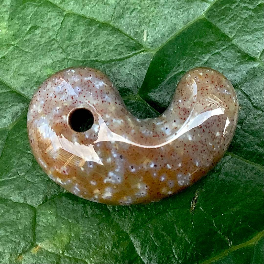 ✳摩訶不思議な色彩　花仙山出雲型勾玉　ピカピカ極上研磨　⭕️鑑定鑑別書付の本物です