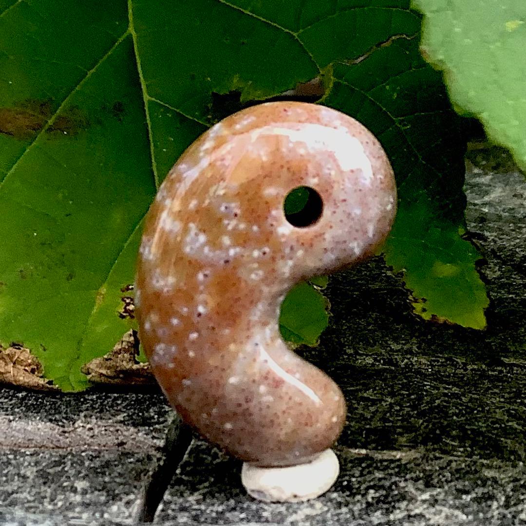 ✳摩訶不思議な色彩　花仙山出雲型勾玉　ピカピカ極上研磨　⭕️鑑定鑑別書付の本物です