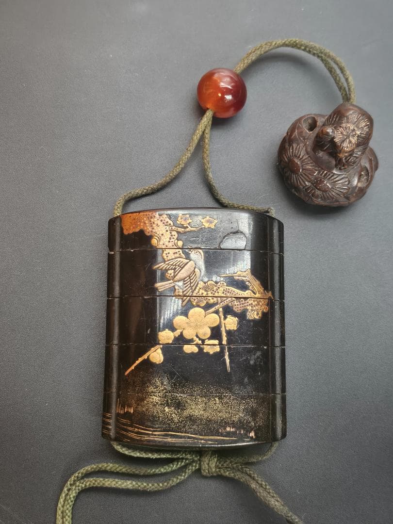 金箔装飾の漆器印籠