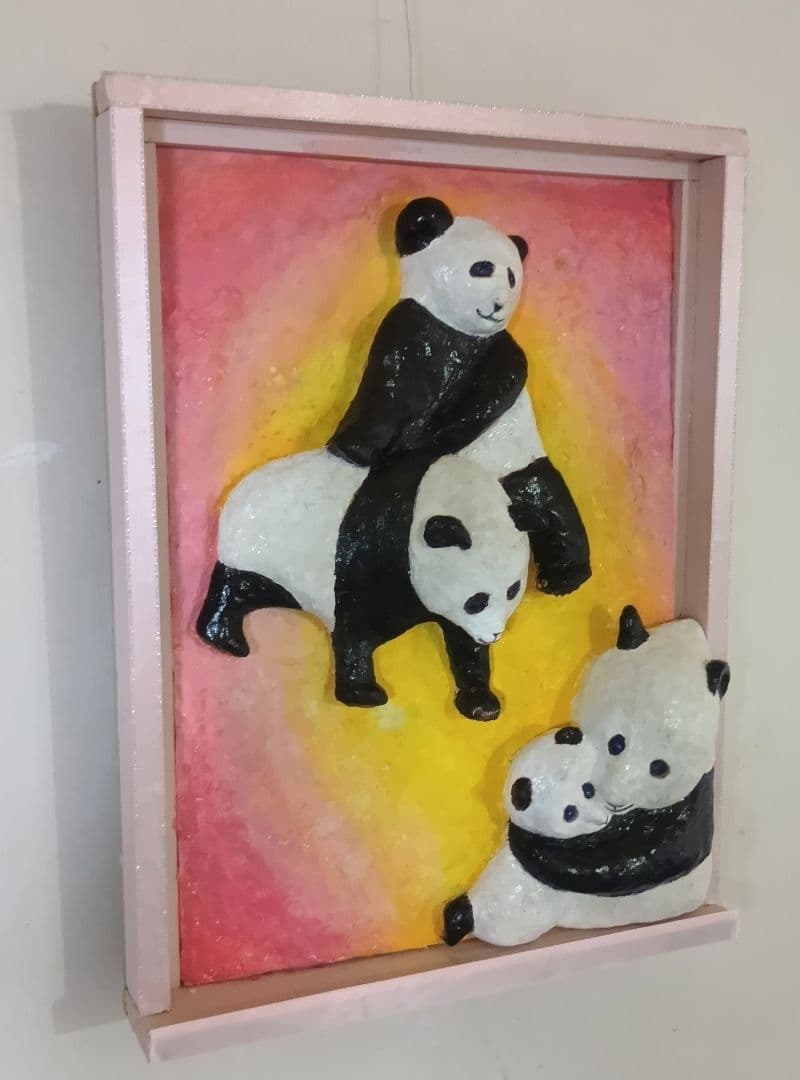 「4匹の仲良しパンダ」（未来絵画）