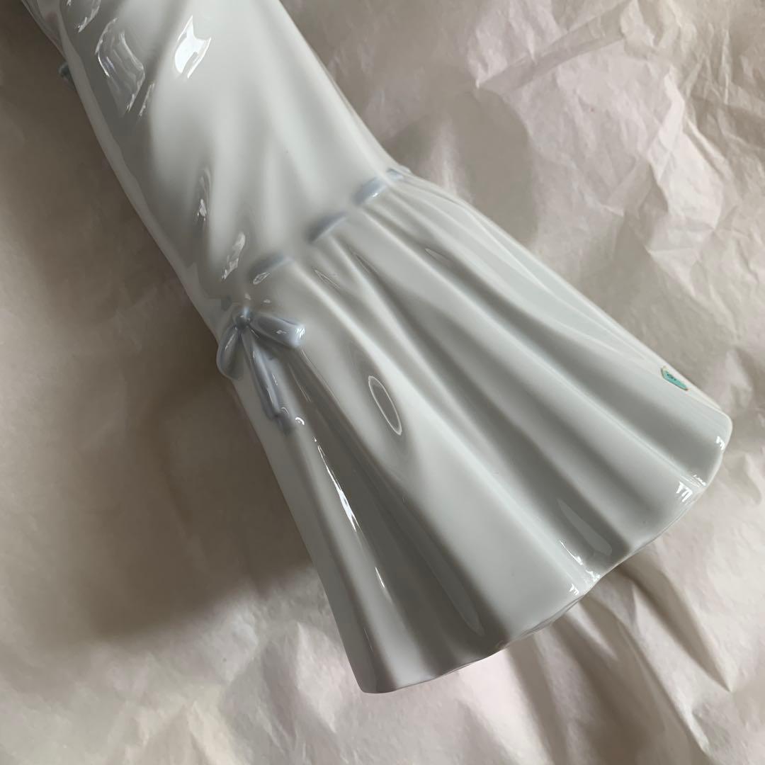 リヤドロ　子犬を抱く貴婦人　グレーの陶器製女性像人形