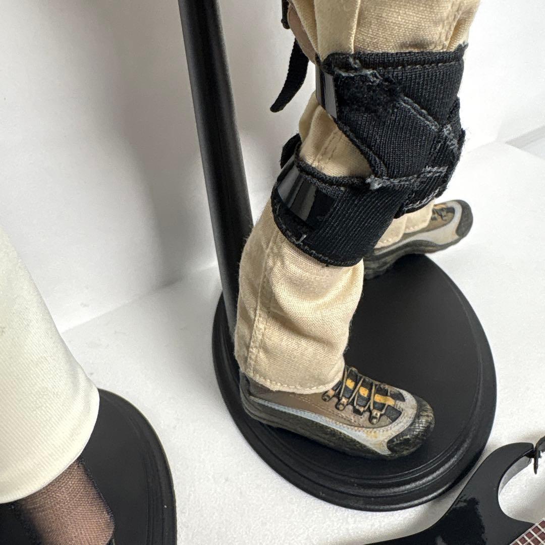 1/6 可動フィギュア　パソコン持ち男性と白ドレスの女性ホットトイズ台座