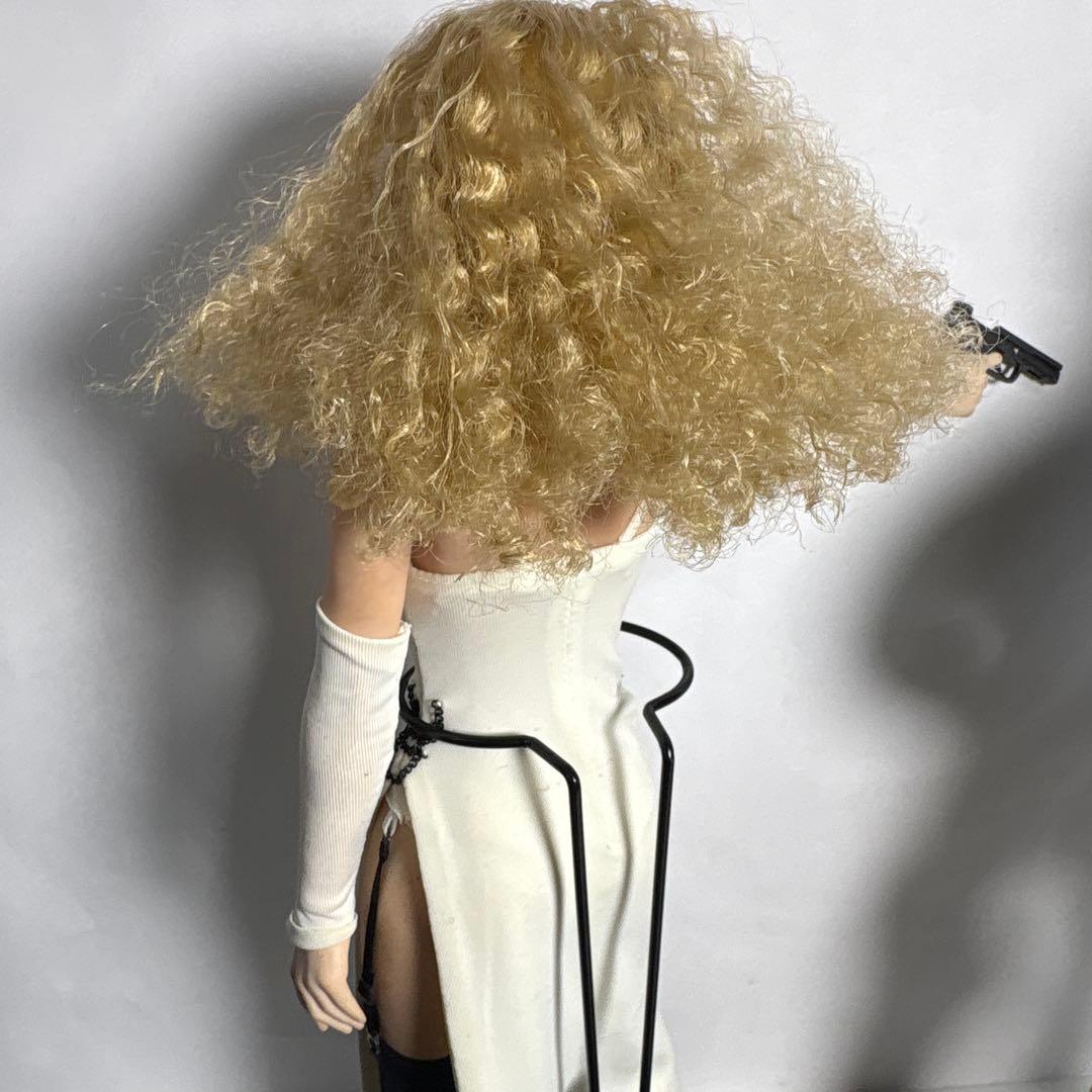 1/6 可動フィギュア　パソコン持ち男性と白ドレスの女性ホットトイズ台座