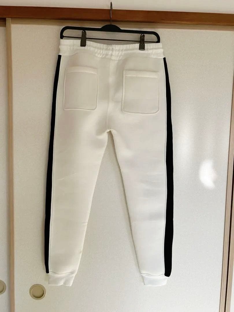 ホワイトフード付きジャケット＆ジョガーパンツセット