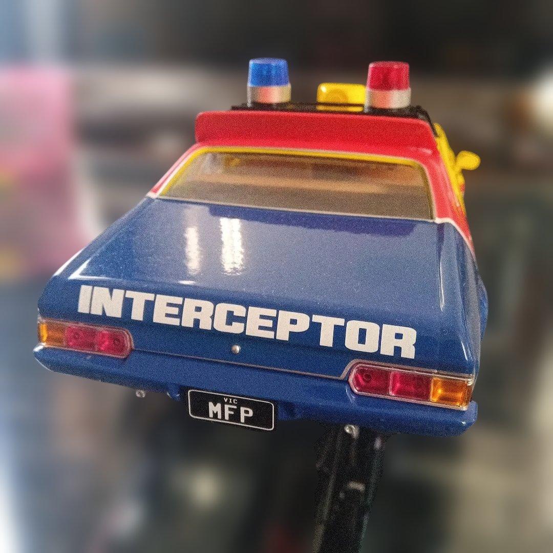 稀少インターセプター ミニカー マックス仕様1/18リアル物