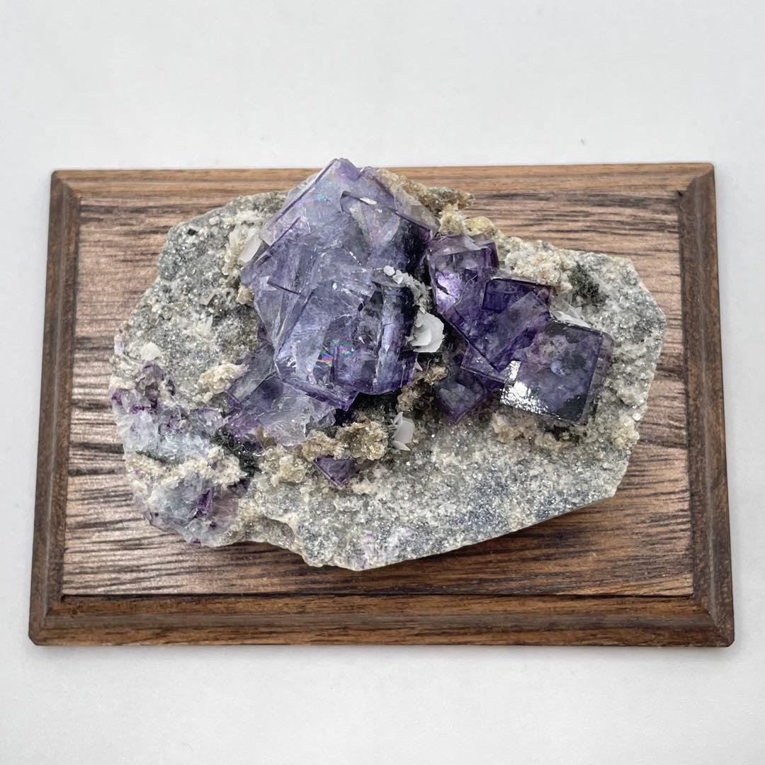 中国 ヤオガンシャン鉱山産 フローライト(母岩付き) 鉱物標本