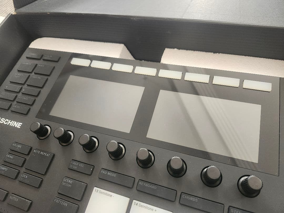 MASCHINE MK3 (専用スタンド付・説明書無し)