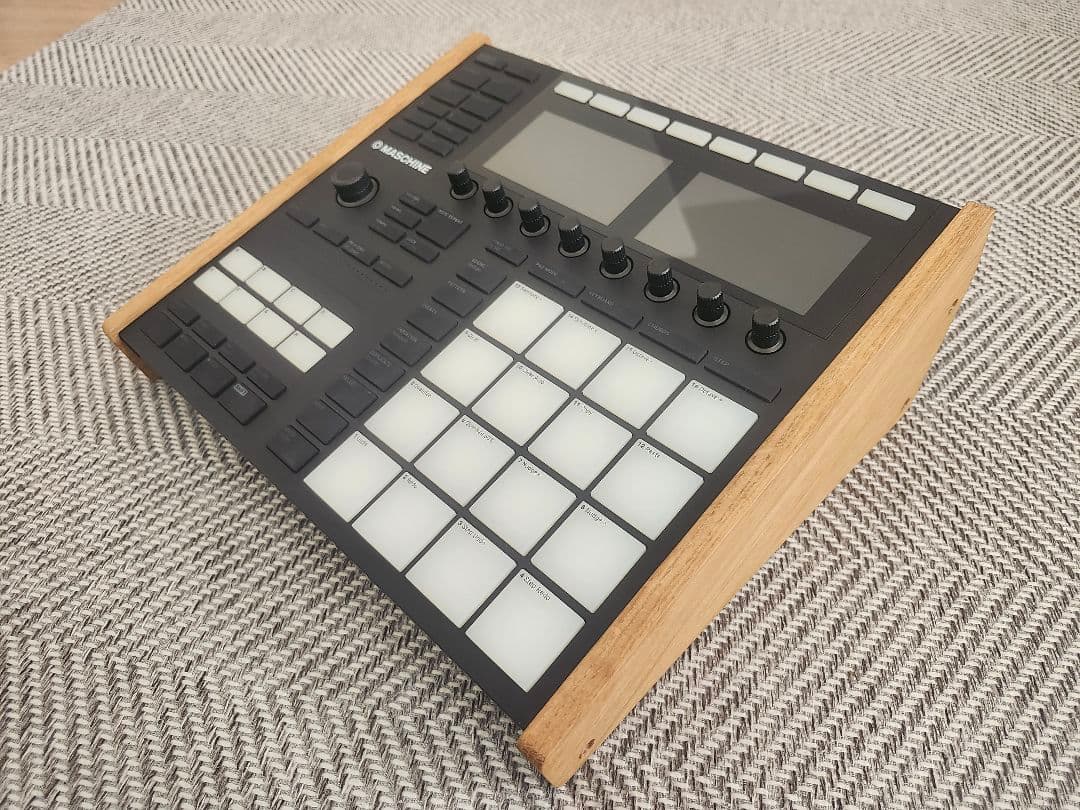 MASCHINE MK3 (専用スタンド付・説明書無し)